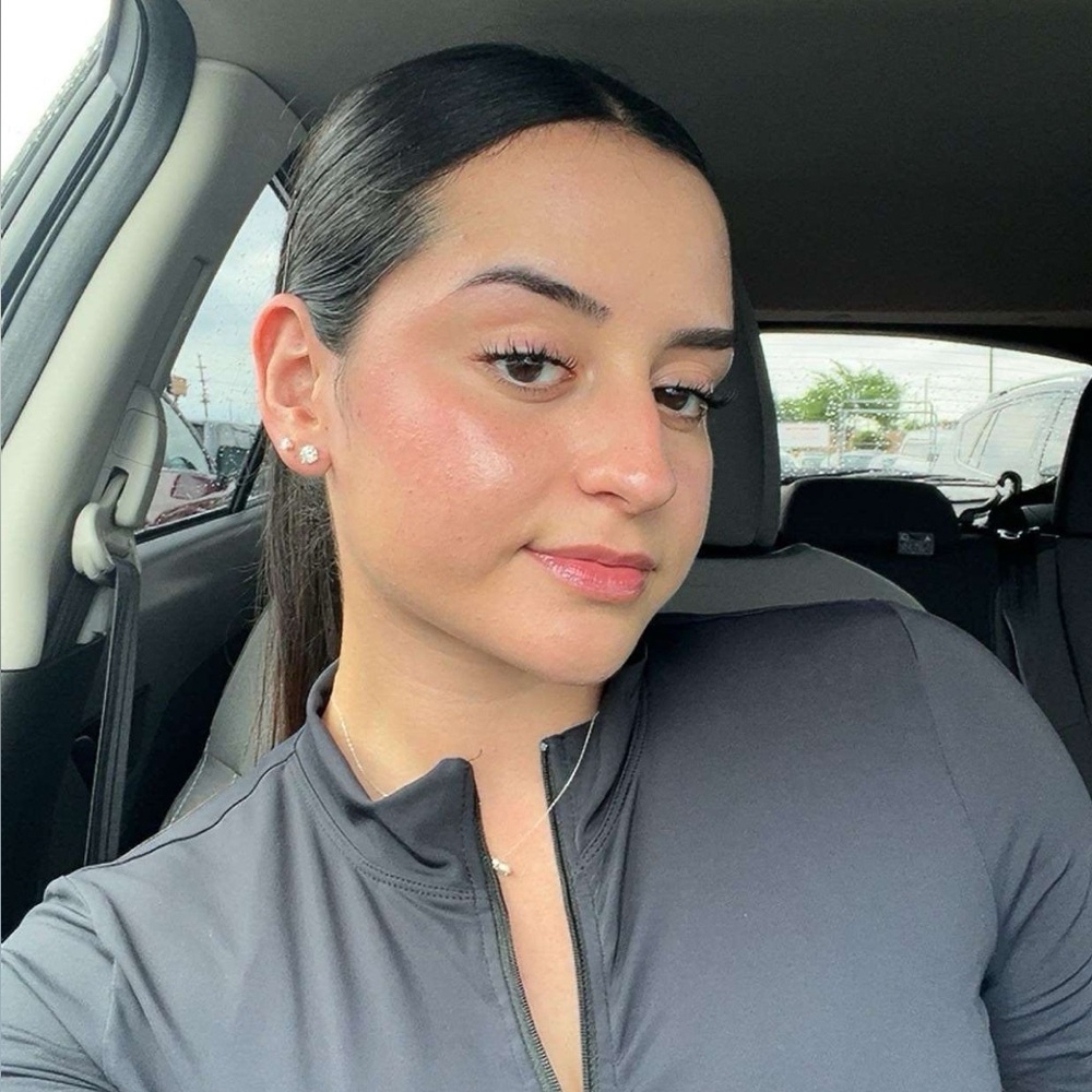 Meet your Posher, Claudia